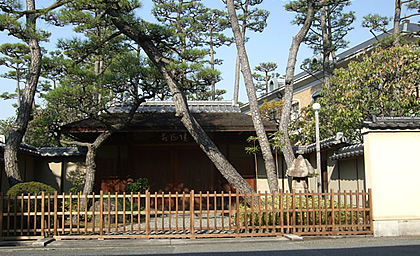 創立者の居宅であった隨縁荘の表門・右後方は芦屋会館